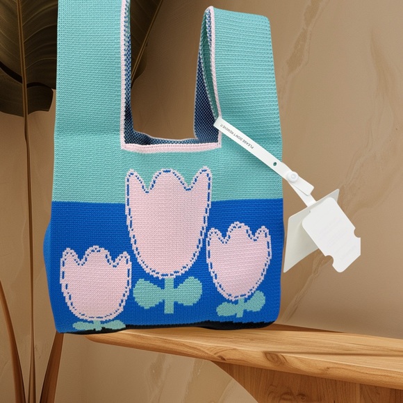 NWT Blue Pink Flower Compact Stylish Essentials Handheld Bag - Picture 2 of 9